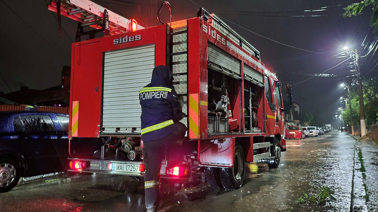 Ciclonul Barbara a lovit și Baza Sportivă din Giurgiu. Pompierii au intervenit de urgență pentru scoaterea apei