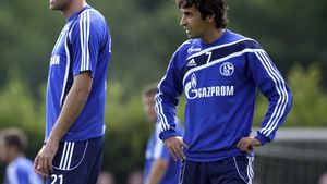 VIDEO - Raul, la prima dublă pentru Schalke, Huntelaar completează show-ul