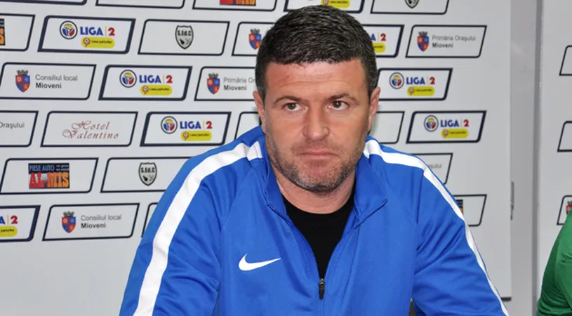 Oprița, deprimat după eșecul la scor cu Chindia, la finalul căruia suporterii Mioveniului i-au cerut demisia.** 