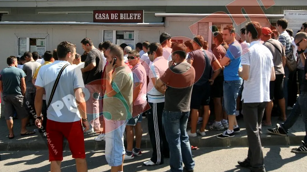 FOTO** Interes enorm! Sute de persoane au stat la cozi să cumpere bilete la Steaua - ȚSKA