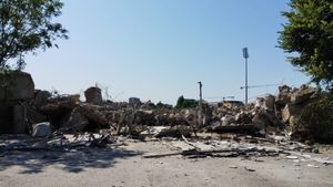 Simbolul Timișoarei, demolat după 60 de ani. Poarta legendară a stadionului Dan Păltinișanu a fost doborâtă pentru proiectul noii arene de 5 stele, care va costa aproape 140 de milioane de euro