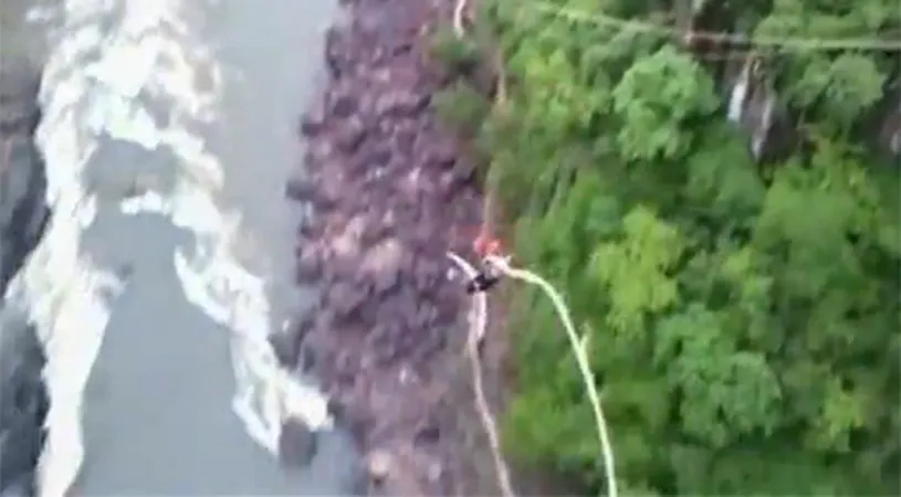 VIDEO Saltul MORȚII!** A făcut bungee jumping deasupra unui râu plin de CROCODILI și s-a RUPT coarda