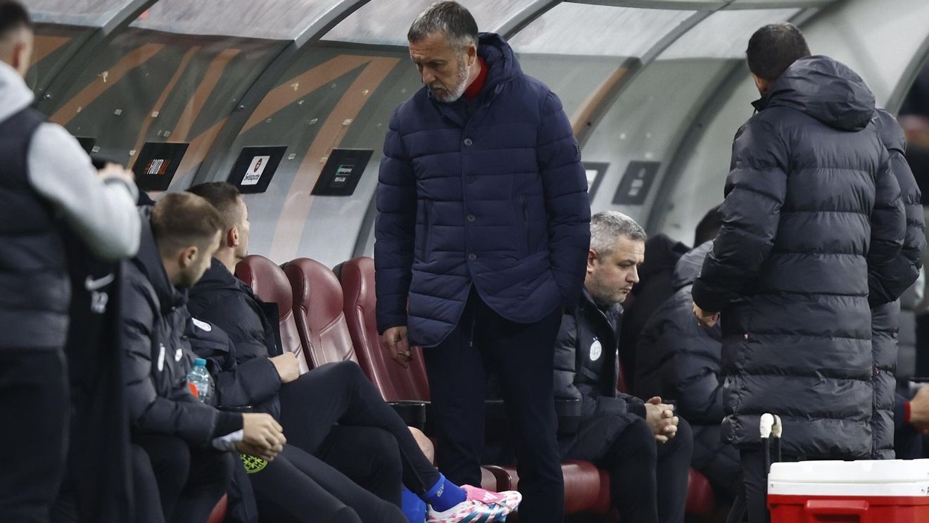 Ce au făcut Meme Stoica şi Florin Tănase pe banca de rezerve, după ce fotbalistul a ieşit accidentat, în timpul meciului FCSB - Midtjylland