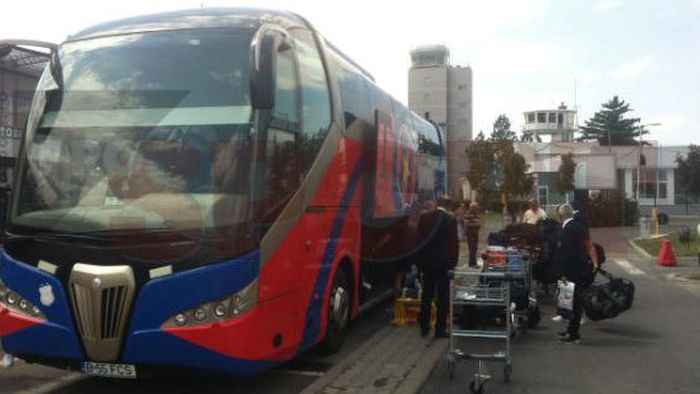 FOTO** Steaua a aterizat în anonimat la Sibiu! Doar 4 fane i-au așteptat pe steliști la sosirea în Ardeal!