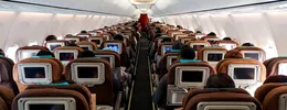 O companie aeriană a oferit 10.000 de dolari pasagerilor care au fost dispuși să renunțe la locul cumpărat. Câți pasageri au acceptat să o facă