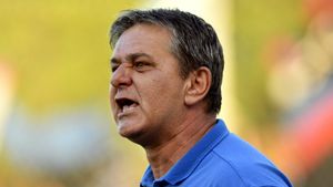 Cum a negociat Mitică Dragomir transferul lui Marius Lăcătuș la Dinamo și la Steaua. Tratative incendiare cu Tudor Postelnicu, șeful Securității, și cu Ilie Ceaușescu, fratele lui Nicolae Ceaușescu și ministru adjunct al Apărării Naționale: s-a ales cu un ARO!