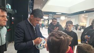 Miodrag Belodedici și Marius Niculae, asaltați de suporteri la Iași. „Belo”, nostalgic după anii de glorie ai fotbalului românesc: „Nu știu dacă vom mai trăi acele vremuri, va fi foarte greu”