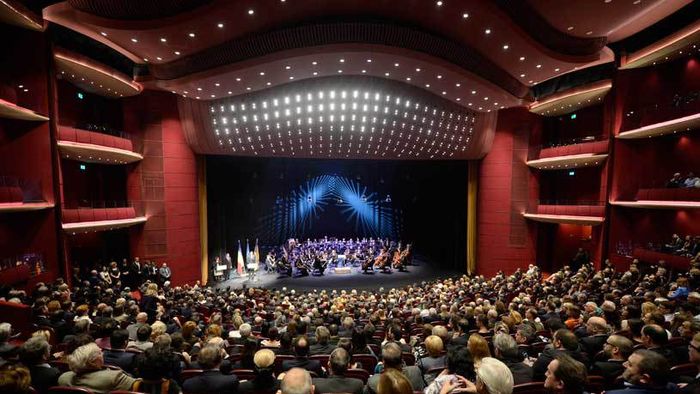 Tragedia din Colectiv a scos la suprafață nereguli incredibile. Dragomir spune că nici măcar Teatrul Național din București nu respectă normele de siguranță: "Acolo este moarte curată"