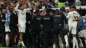 Bătaie generală între fotbaliști la finalul meciului Real Madrid – FC Barcelona 2-1! Poliția a intervenit direct pe gazon: Vinicius, scandal cu Balde, Courtois l-a amenințat pe Lamine Yamal