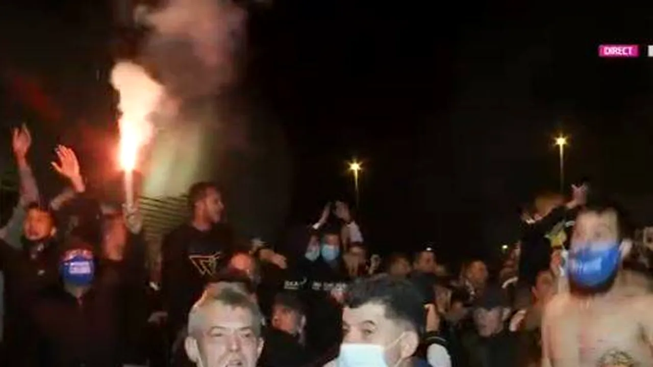 Atmosferă incendiară în Bănie! Fanii Universității Craiova, petrecere în plină stradă alături de jucători, după victoria cu FCSB | FOTO