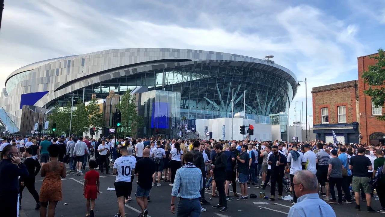 Pentru cei rămași pe dinafară! FOTO | Fanii lui Tottenham se adună pe noul White Hart Lane să urmărească finala Ligii Campionilor