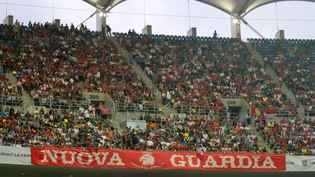 Goana după puncte nu a stricat frăția dintre galeriile lui Dinamo și "U" Cluj!** Ce mesaj au afișat fanii "câinilor" la intrarea ardelenilor în tribunele Național Arena