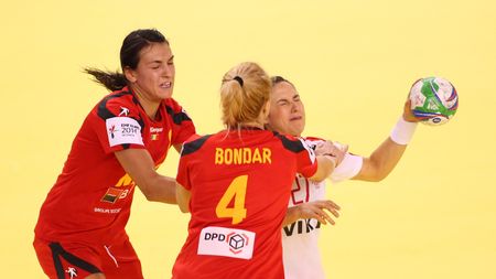 EURO 2014 | Oana Bondar, "cerută" la imn acasă. Momentele în care apărătorul României se transformă într-o persoană emotivă. Tricolorelor nu le este indiferent cum se întorc în țară