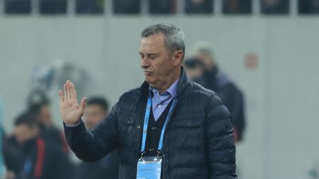 Cel mai iubit dintre dinamoviști! FOTO | Rednic, luat în brațe și pupat de fani, după derby: "Nea Mircea, vă iubim!"