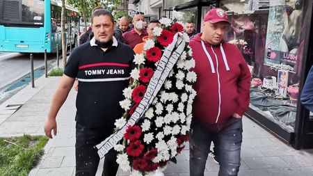 Fanii Rapidului, gest superb în memoria marelui actor Ion Dichiseanu! Imagini emoționante la Teatrul Nottara: „După fiecare victorie făcea asta!”  | VIDEO