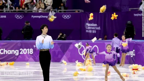 Ceva mai frumos nu se poate. Motivul pentru care fanii aruncă zeci de jucării de pluș spre dublul campion olimpic Yuzuru Hanyu