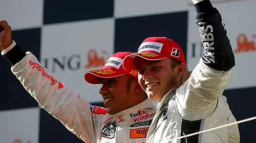Hamilton, victorie la pas în China: motorul lui Verstappen a cedat pe linia de start-sosire, transformând ultimele trei tururi într-o paradă de onoare în spatele mașinii de siguranță. Tușa de umor adăugată de Pastor Maldonado