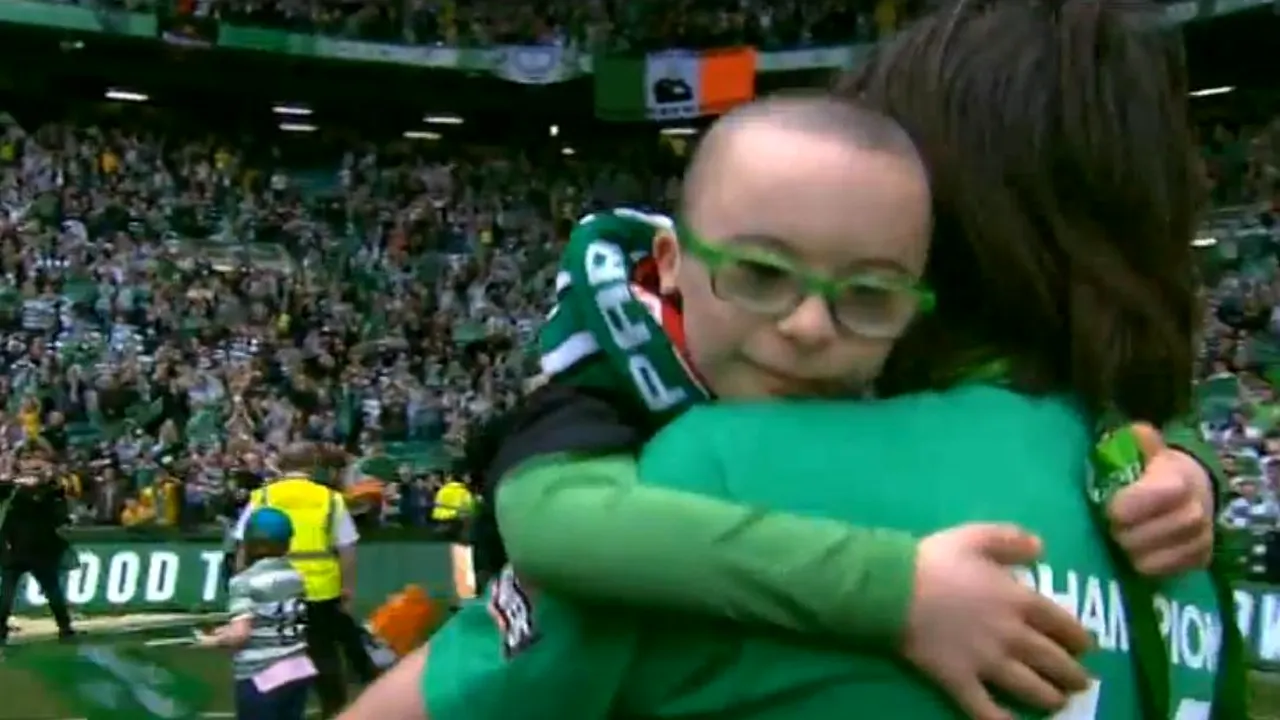 VIDEO | Momentul pe care nu îl va uita niciodată: ce i s-a întâmplat unui copil pe stadion imediat după ce Celtic a luat titlul