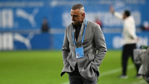 Antrenorul care a fost demis de Mihai Rotaru de la Universitatea Craiova după o victorie în derby iese la atac după seria neagră a lui Ivaylo Petev: „E ciudat! Orice român dacă avea parcursul ăsta nu ar mai fi avut zile la Craiova”. EXCLUSIV