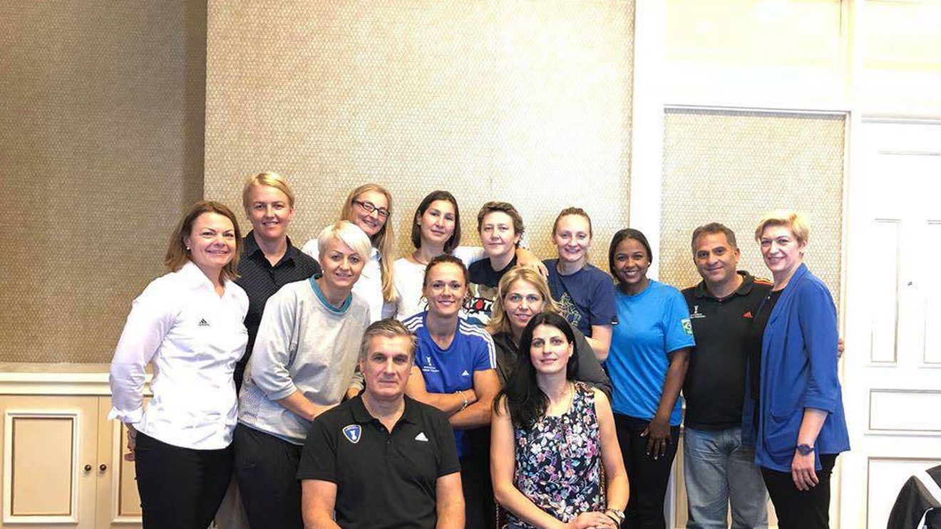 Narcisa Lecușanu a votat pentru o decizie istorică în handbalul mondial: "S-au mărit șansele de calificare și pentru alte națiuni, pentru că până acum lucrurile au fost puțin închise". Culise de la ultimul Consiliu IHF și ambiția Ionelei Stanca