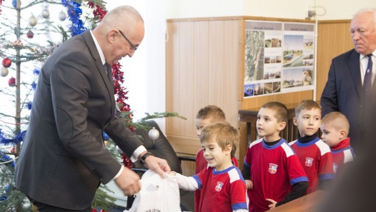 Marius Stan a fost colindat la Primărie de către copiii Oțelului: "Poate printre ei e viitorul Messi!"