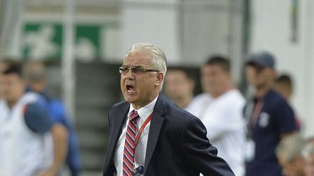 "Tata" Puiu, personaj de Caragiale. Comando pentru general: Iordănescu a fost escortat prin tot orașul pentru a reveni la Național Arena. Selecționerul uitase de conferința de presă
