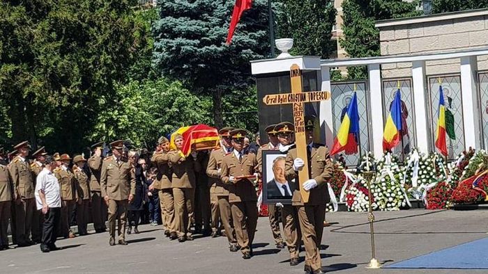 Cristian Țopescu a fost înmormântat. Cine l-a însoțit pe ultimul drum și gestul de "rămas bun" al Nadiei Comăneci
