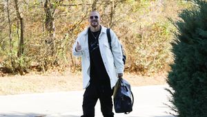 Ținuta de mii de euro pe care Denis Alibec a purtat-o la reunirea echipei naționale. Fotbalistul și-ar fi putut cumpăra o mașină cu banii dați pe haine