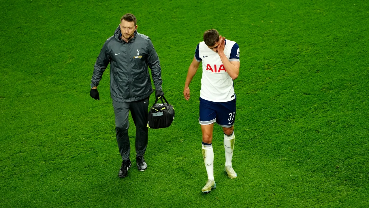 Vestea rea care îi poate schimba rolul lui Radu Drăguşin! Micky van de Ven s-a accidentat serios în Tottenham - Manchester City