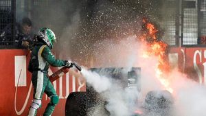 VIDEO INCENDIAR** Și-a stins singur monopostul care luase foc!