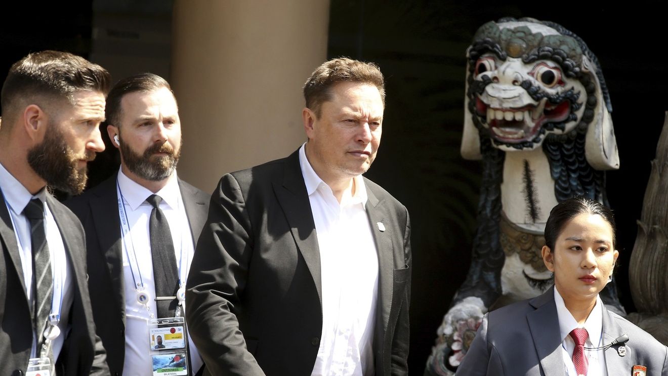 Elon Musk a anunțat că va interzice iPhone şi orice dispozitiv Apple, inclusiv pe Tesla! "Breşă de securitate inacceptabilă"