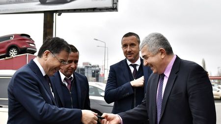 Unul îl distruge, altul îl laudă! Titularul României între Meme Stoica și Reghecampf: „Eu stau cu un crac ridicat că așa vreau!”