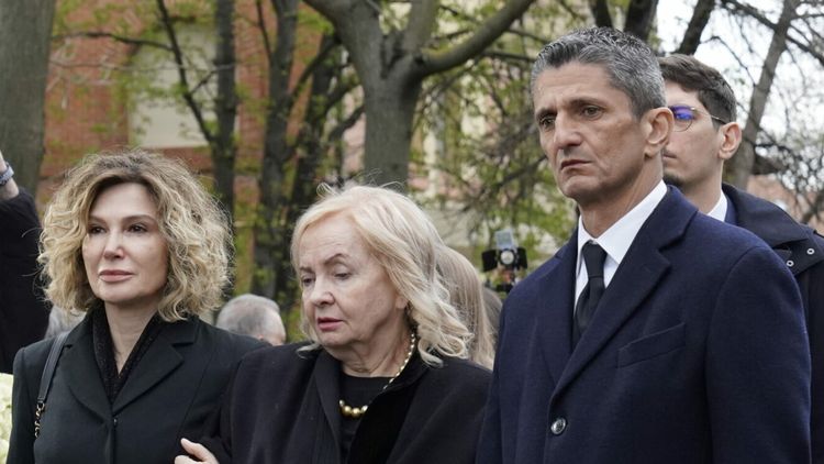 S-A STINS IL LUCE Ce discurs a ținut Răzvan Lucescu în biserică, la slujba tatălui său Mircea Lucescu: „A fost impresionant”