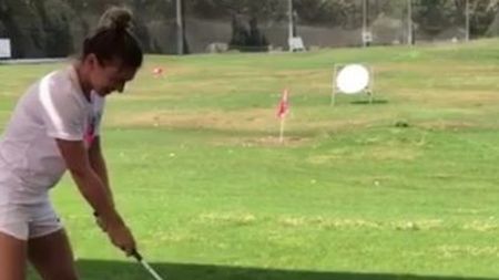 Pe ăsta nu l-a mai jucat! FOTO & VIDEO | Halep a încercat un nou sport la finalul unui antrenament. Ce vedetă i-a fost partener
