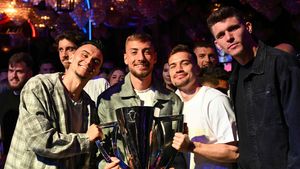 Fanii FCSB s-au revoltat împotriva tiktokerilor Târnovanu și Olaru: „Nu vă e rușine să stați pe TikTok după asemenea meci?”