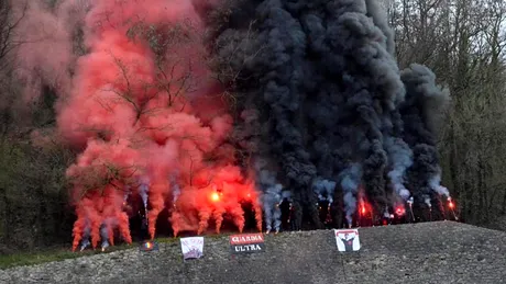 CSM Reșița nu va mai beneficia de aportul fanilor, ca până acum. Dealul pe care e construită una dintre tribunele stadionului nu mai poate fi folosit pe post de ”peluză”. Motivul invocat