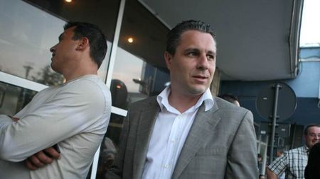 "N-aș fi făcut niciodată asta dacă aș fi știut că sunt în direct!"** Șumudică dezvăluie de ce și-a dat pantalonii jos în conferință