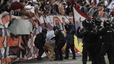 FOTO EXCLUSIV | Moment cutremurător pe Arena Națională! O femeie și-a pierdut cunoștința după intervenția jandarmilor la Tribuna a II-a și a fost scoasă pe targă de un echipaj SMURD: "Au început să dea cu gaze fără nicio noimă"