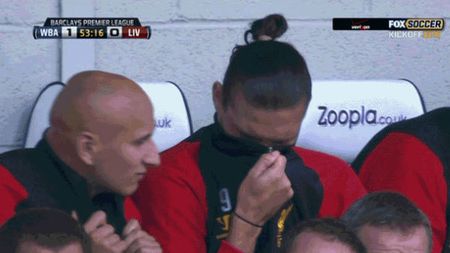 VIDEO AMUZANT! Moment de "groază" pe banca lui Liverpool!** Un jucător a "stricat aerul!" Trebuie să le vezi fața lui Carroll&Co :))