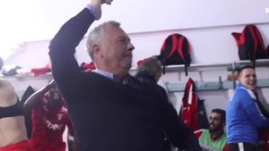 Mircea Rednic a făcut show după ce a învins-o pe Dinamo! Explozie de bucurie în vestiarul de la UTA Arad | VIDEO