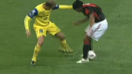 VIDEO Din seria "trebuie văzut"!** Ronaldinho și-a bătut joc de un adversar! Vezi driblinguri care te lasă fără cuvinte!