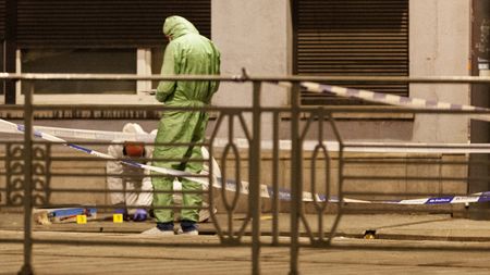 Cine este bărbatul care a comis atentatul terorist din Bruxelles! Au apărut primele imagini din momentul în care criminalul i-a ucis pe fanii suedezi: atenție, secvențele filmate vă pot afecta emoțional. UPDATE: Teroristul a fost împușcat mortal de polițiștii belgieni | VIDEO