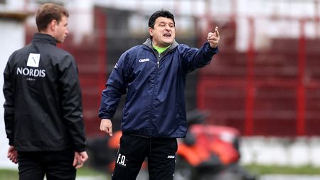 Adrian Falub a criticat arbitrajul după primul meci și primul eșec pe banca Reșiței, 0-1 cu Petrolul: ”Când e contact în careu și se dă invers, ce ar mai fi de spus? Incredibil! În loc de penalty, a dat cartonaș roșu”