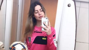 Un meci arbitrat de o femeie a produs scene incredibile. Un jucător s-a dezbrăcat în fața ei și i-a spus: "Dă-mi roșu dacă ai ouă. Dacă nu...". Spectatorii au jignit-o pe tot parcursul partidei