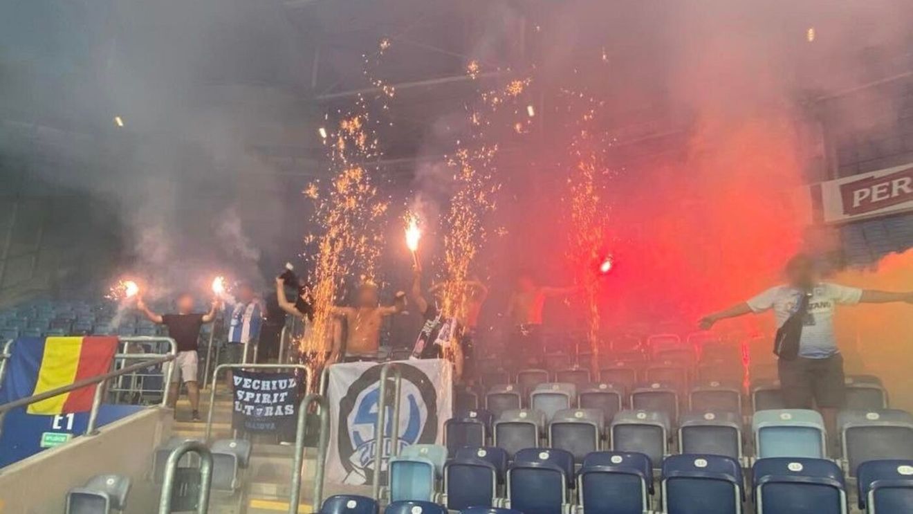 Fanii Universității Craiova, evacuați şi reţinuţi în Polonia, după ce au făcut show pirotehnic in tribune