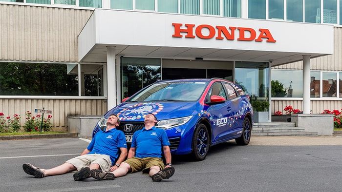 Traseu de peste 13.000 km prin 24 de țări, printre care și România. Honda Civic Tourer a intrat în Guinness Book