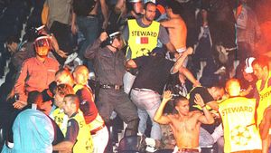 Au și ei uscăturilor lor!** 11 fani ai echipei Olympique Marseille, care ai fost la meciul cu Limassol, arestați pentru că au furat țigări și parfumuri