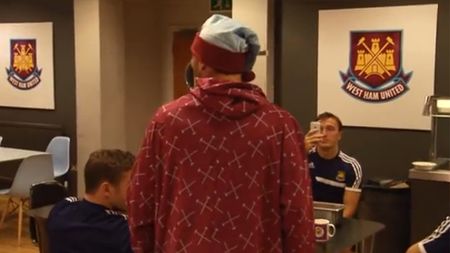 VIDEO - Răzvan Raț a stârnit hohote de râs în vestiarul lui West Ham și colegii l-au filmat cu telefonul