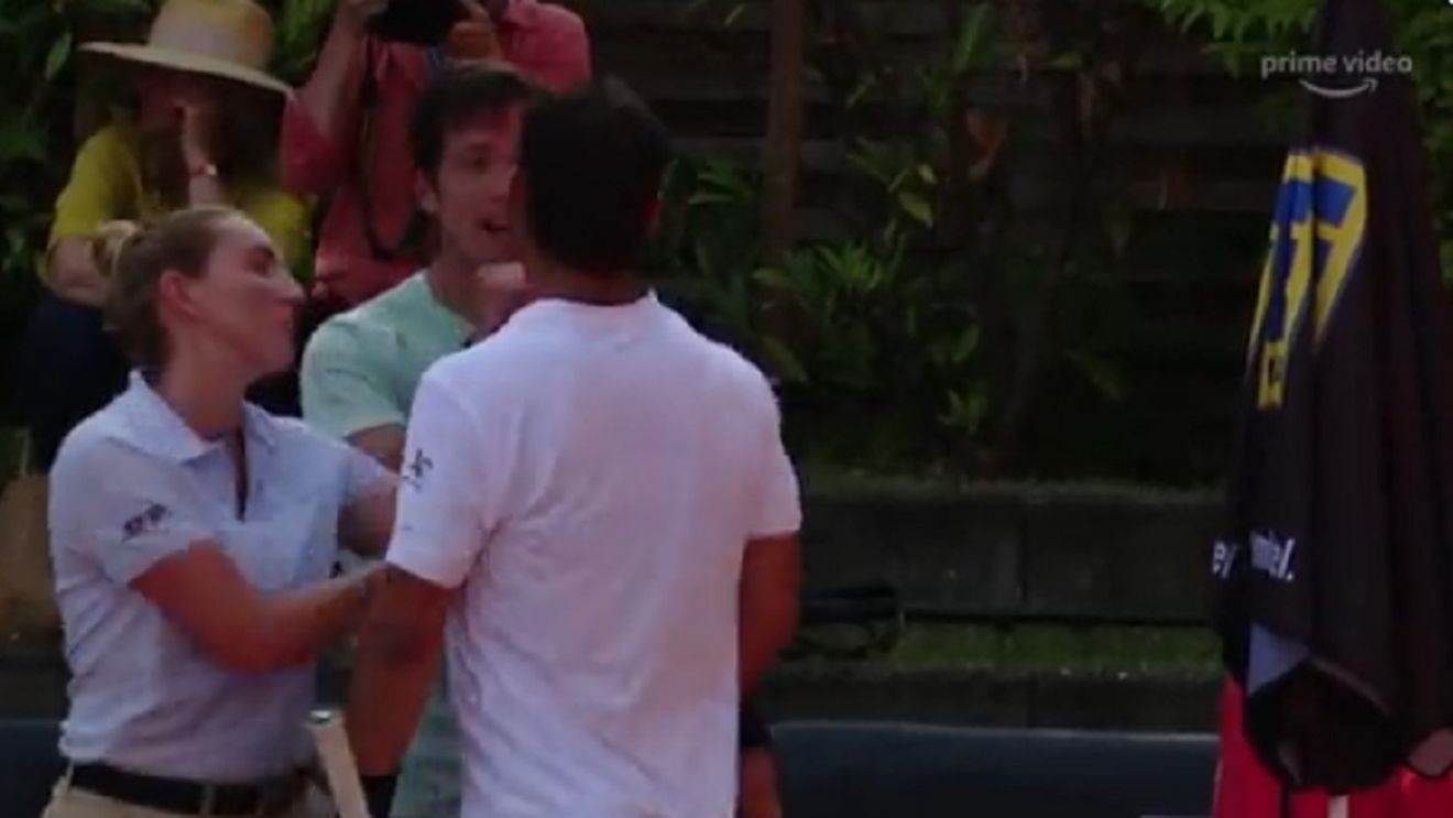 Scene ireale la turneul de la Hamburg! Jucătorii au fost la un pas de bătaie, iar arbitra de scaun a intervenit să îi despartă | VIDEO