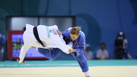 „Mă bat cu două mâini"